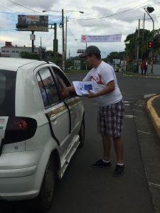 Taxistas y particulares recibieron volantes "antifarsa"