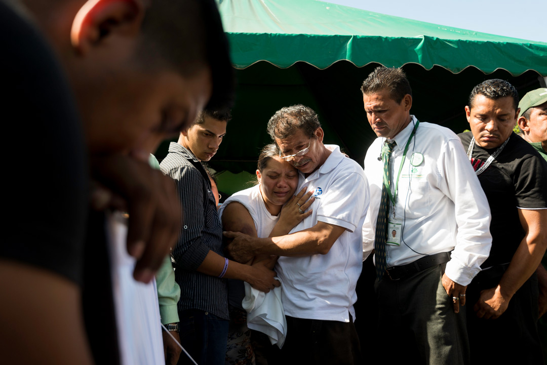 Yelka Ramírez, llora junto a familiares la muerte de sus hijos, asesinados en una emboscada policial. Foto: Confidencial