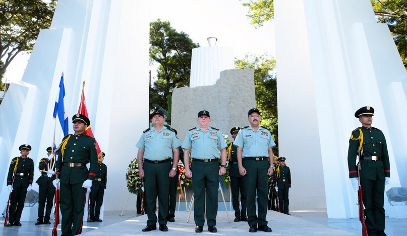 Ejército celebra Día del Soldado sin pronunciarse sobre muertes de menores