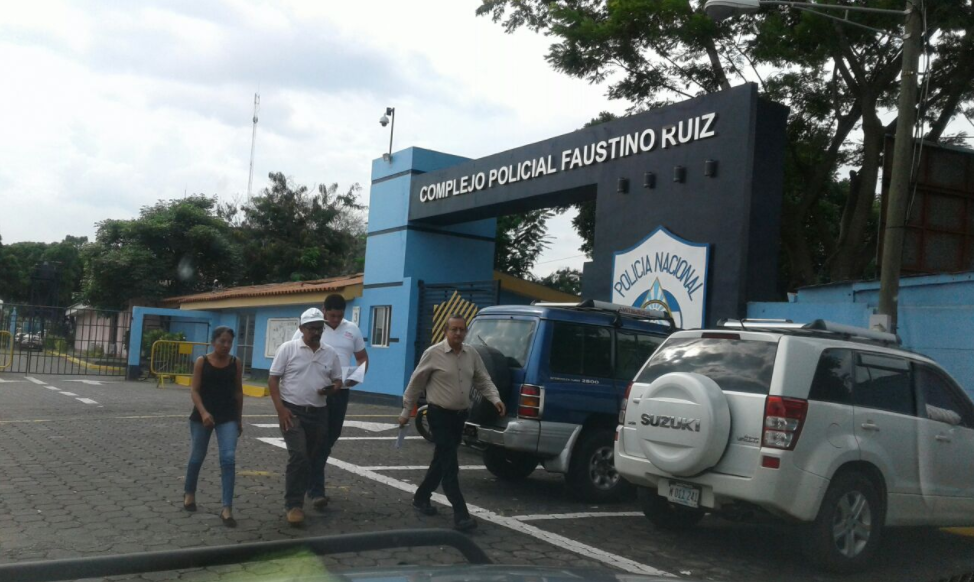 Lea Valle junto a la delegación del Cenidh afuera de la estación Policial Plaza el Sol. Foto: Cenidh