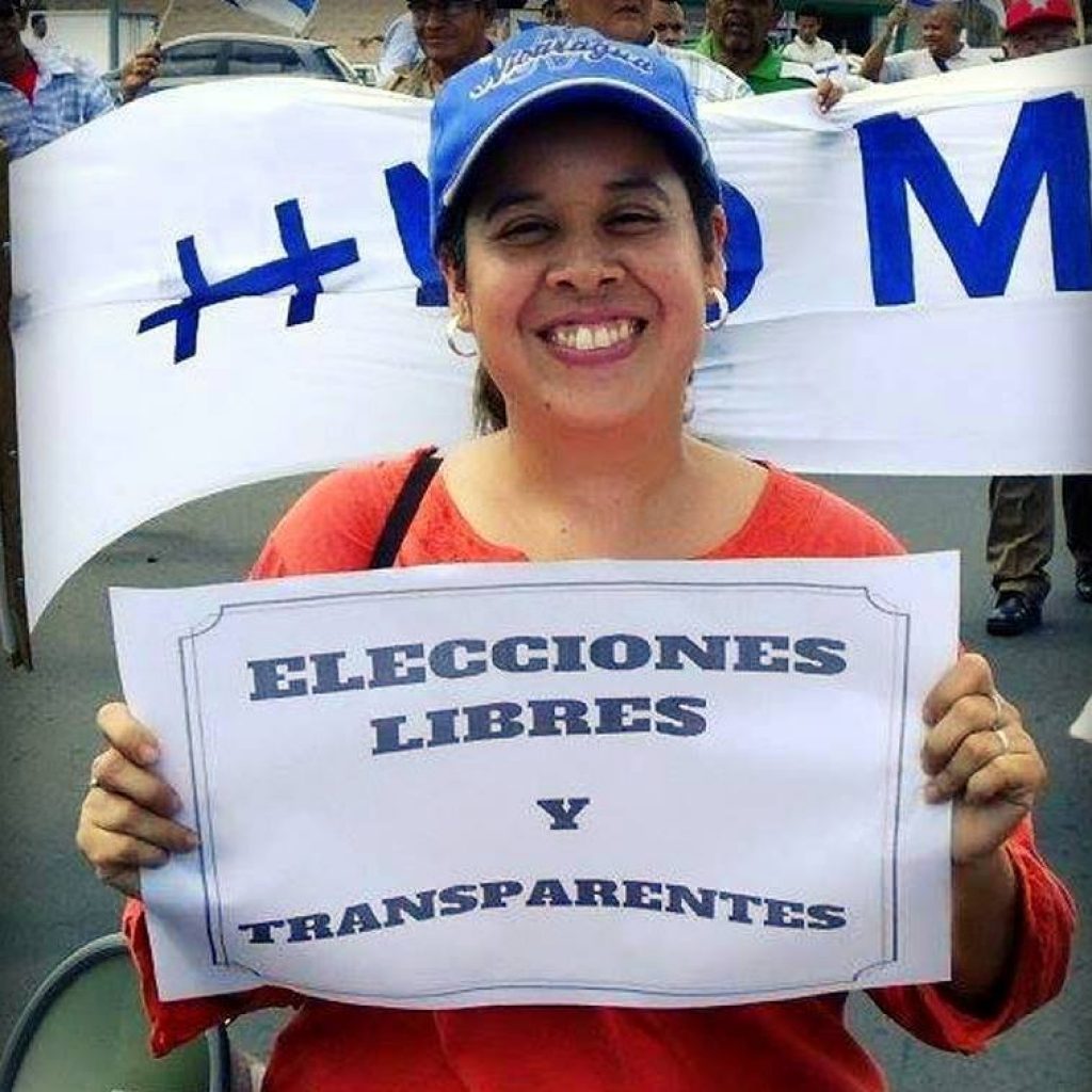 Suyén Barahona, miembro del MRS e integrante del FAD exigiendo elecciones libres y transparentes.