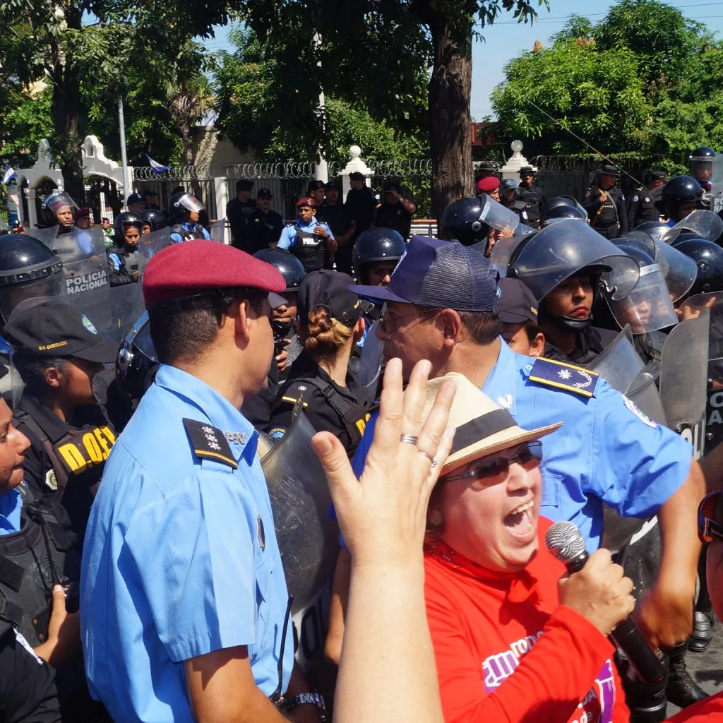 Gobierno ordenó frenar la movilización de mujeres