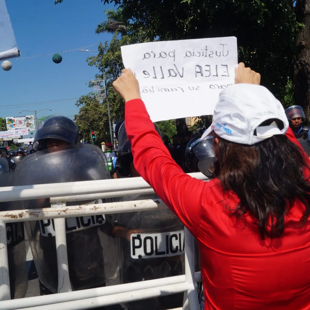 Mujeres marcharon pese a represión policial