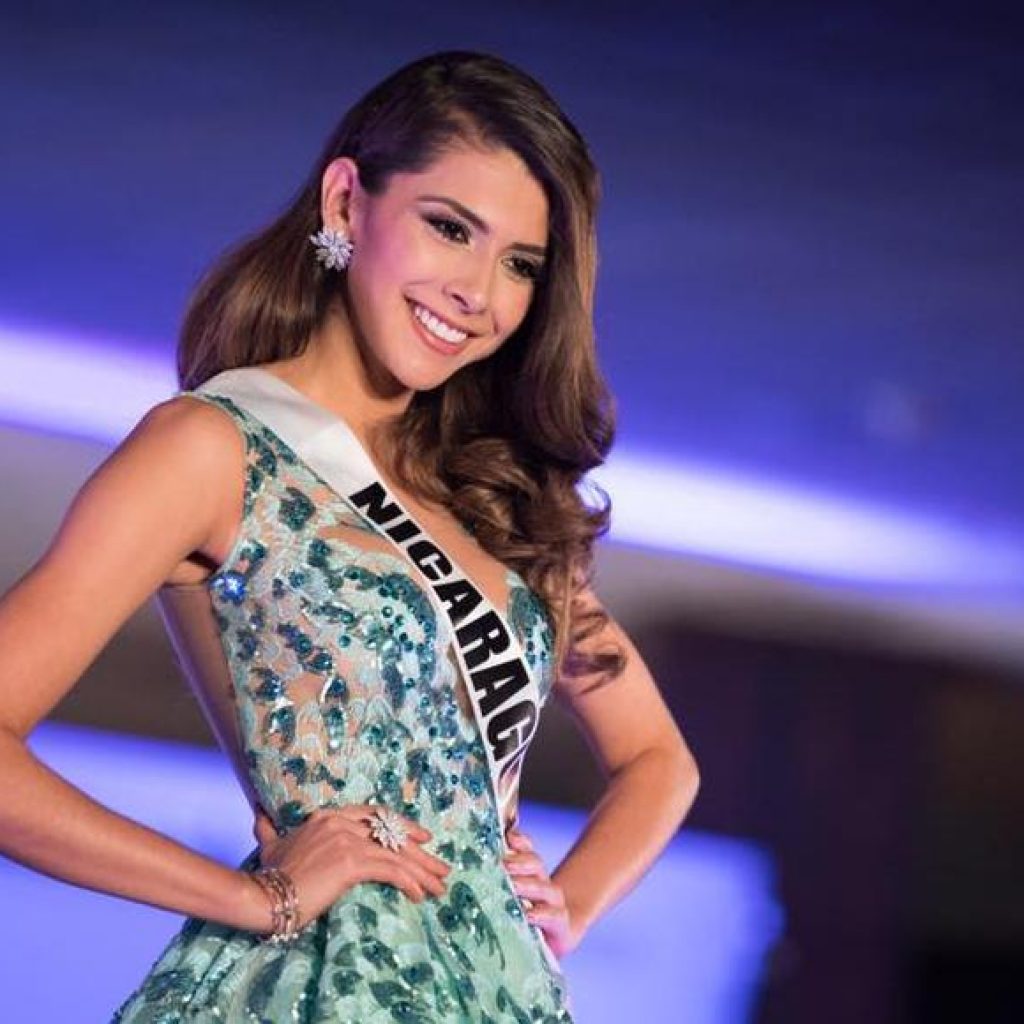 Nicaragua en la competencia preliminar del Miss Universo en la pasarela de traje de noche.
