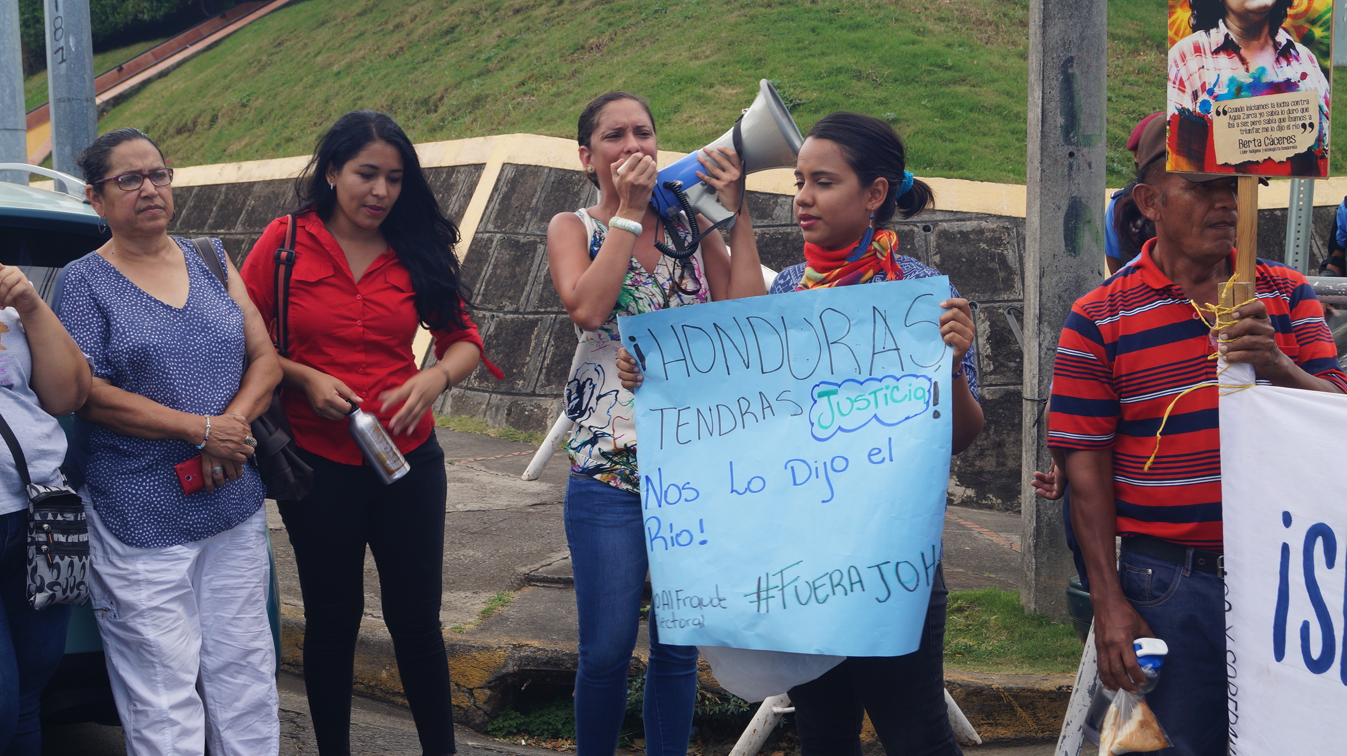 Nicaragüenses se solidarizan con hondureños. Manifestantes en las afueras de embajada de Honduras. Artículo66