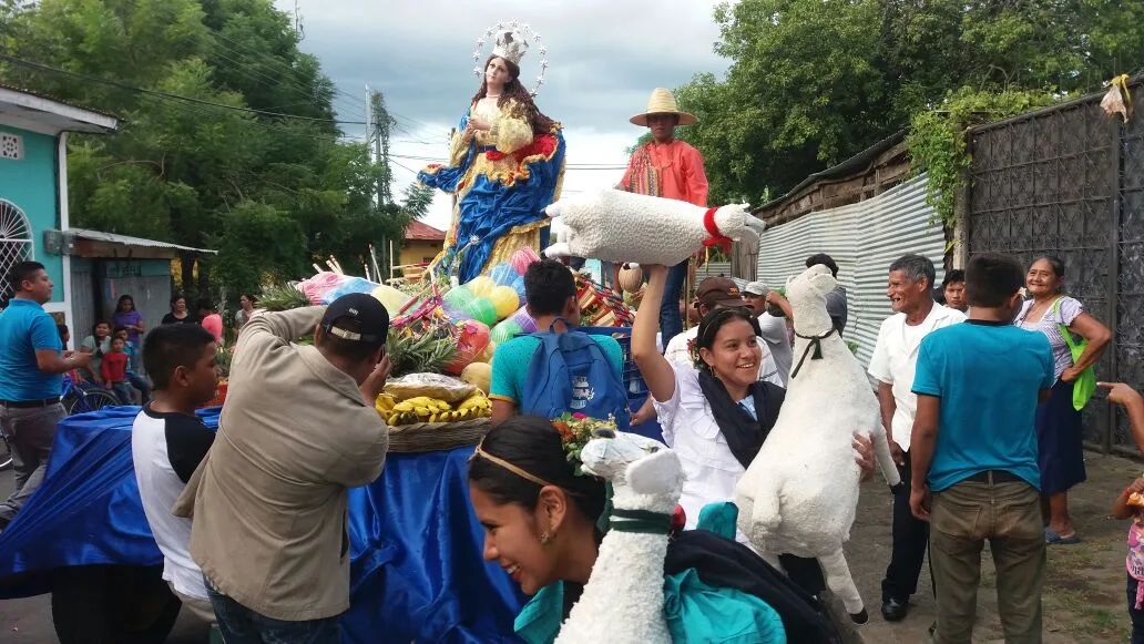 Los masayas celebran orgullosos a la Virgen María con ofrendas representativas de su cultura y su artesanía. Foto: V. Pérez.