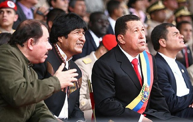 En el grupo de presidentes del Alba, Hugo Chávez creó tendencia por la reelección mesiánica.