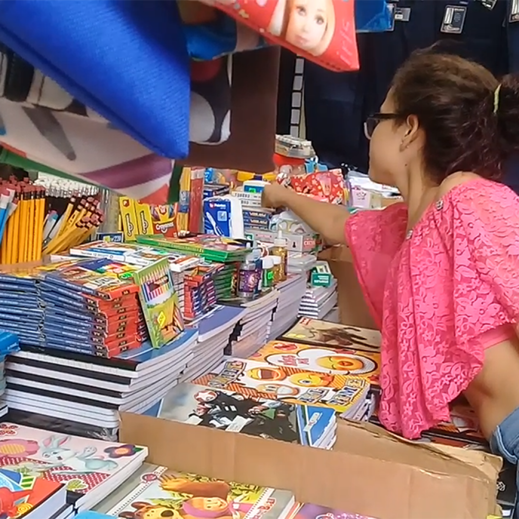 Familias estiran salarios para alistar a estudiantes en el inicio del año escolar