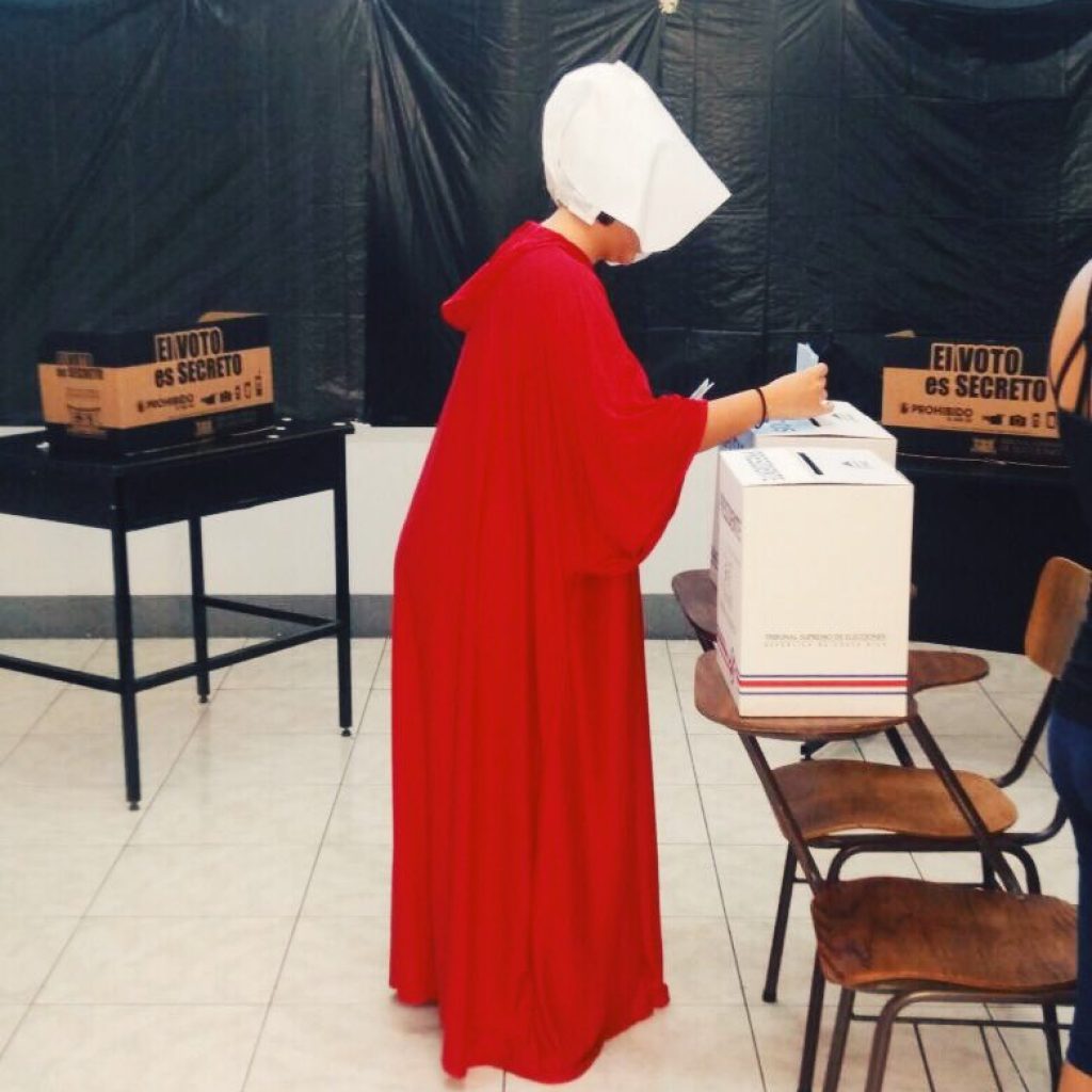 Mujeres acuden a votar disfrazadas, en protesta contra candidatos fundamentalistas en Costa Rica