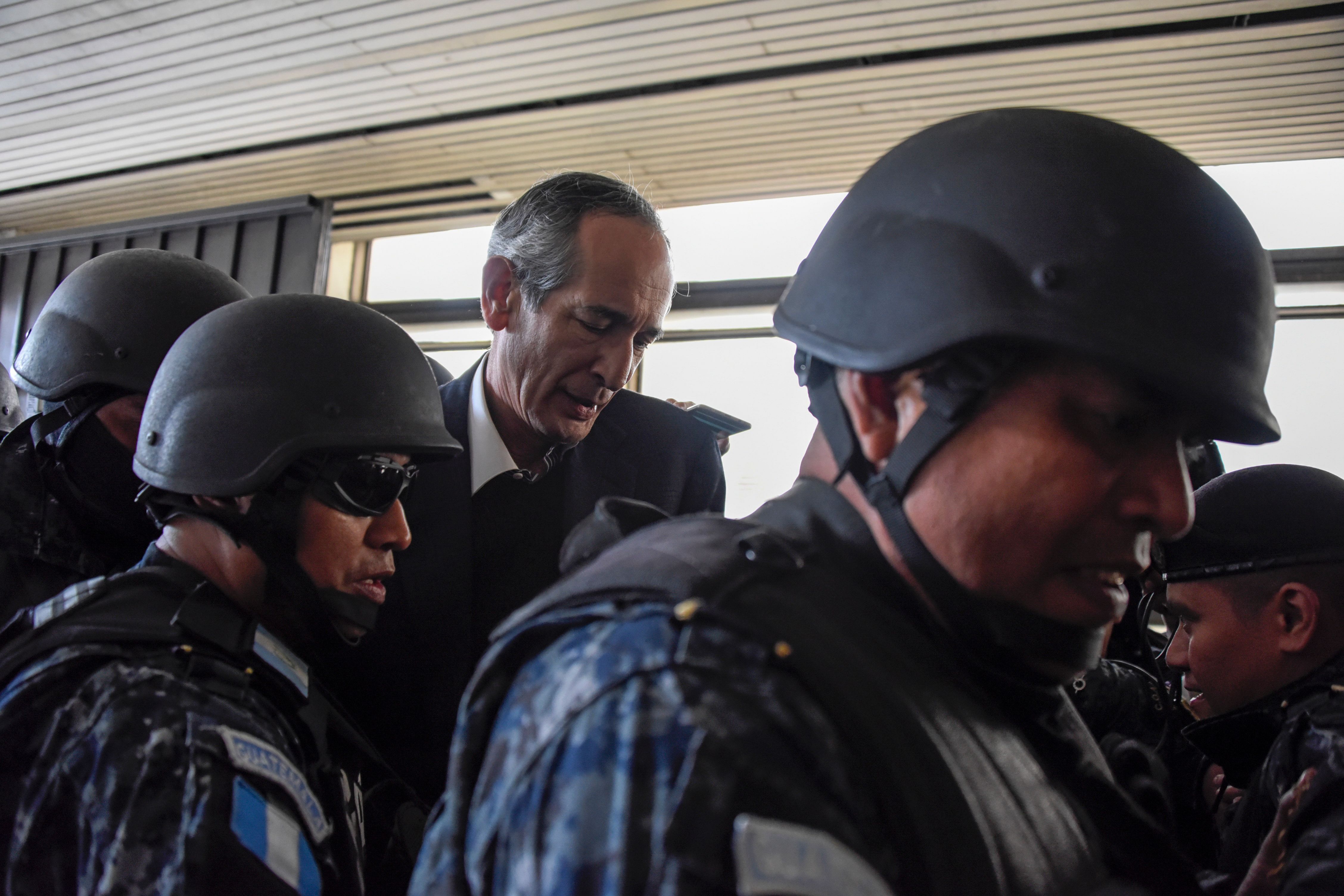 Momento en el que es detenido el expresidente de Guatemala Álvaro Colom/ AFP PHOTO / Johan ORDONEZ
