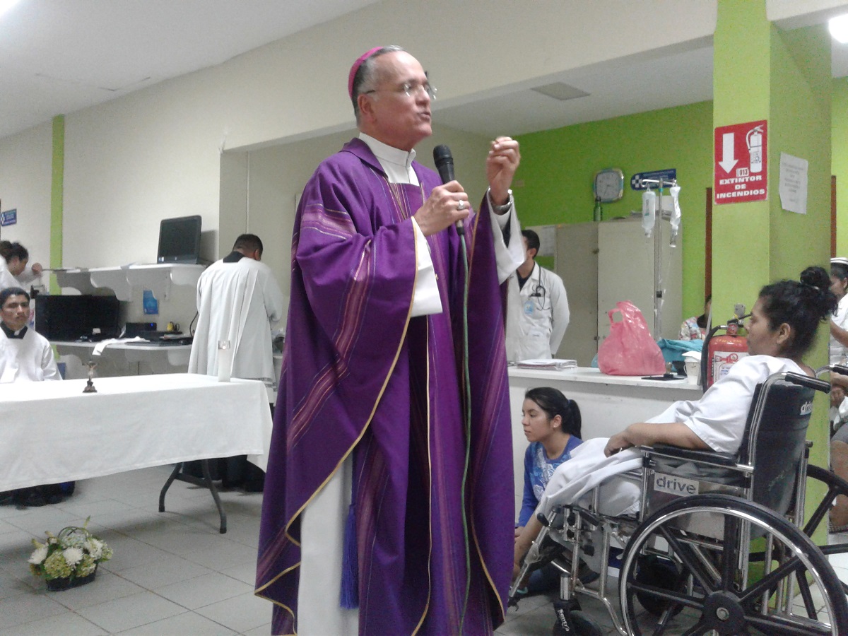 Monseñor Silvio Báez ofició misa de Cuaresma en el pasillo de un hospital de Managua. Foto: I. González / Artículo 66