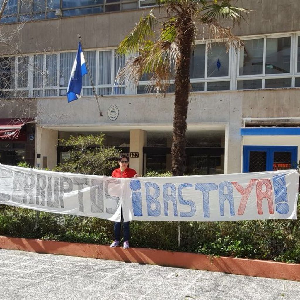 Protestan en España contra la corrupción de Roberto Rivas y Daniel Ortega
