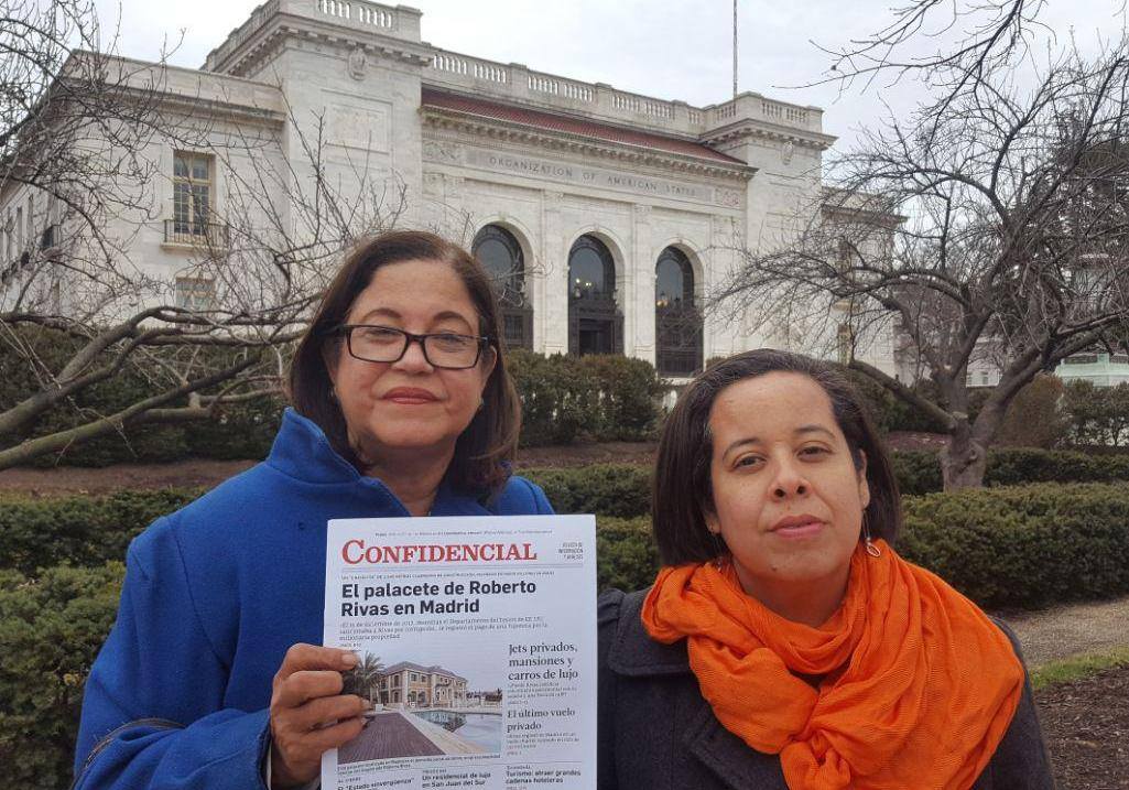 Violeta Granera y Suyén Barahona durante su visita a la OEA. En sus manos tienen un ejemplar del semanario Confidencial en el que se public&oacute; el &uacute;ltimo esc&aacute;ndalo de la opulencia del magistrado Roberto Rivas con el pago de un vuelo privado de Madrid a Managua, valorado en 150 mil euros y la compra de un palacete en Espa&ntilde;a, valorado en 9 millones de euros. Foto: Cortes&iacute;a