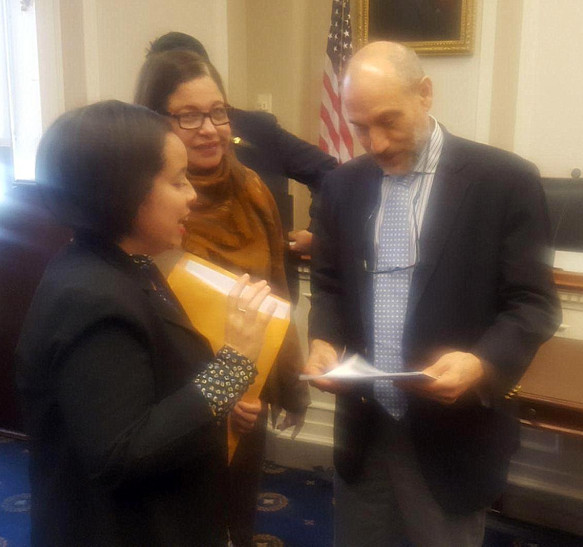 Suy&eacute;n Barahona y Violeta Granera conversan con Douglas Farah, periodista y consultor en temas de seguridad. Farah particip&oacute; en foro para exponer sobre la investigaci&oacute;n que realiz&oacute; sobre la conexi&oacute;n de Las FARC, PDVSA y Albanisa. Foto Cortes&iacute;a.