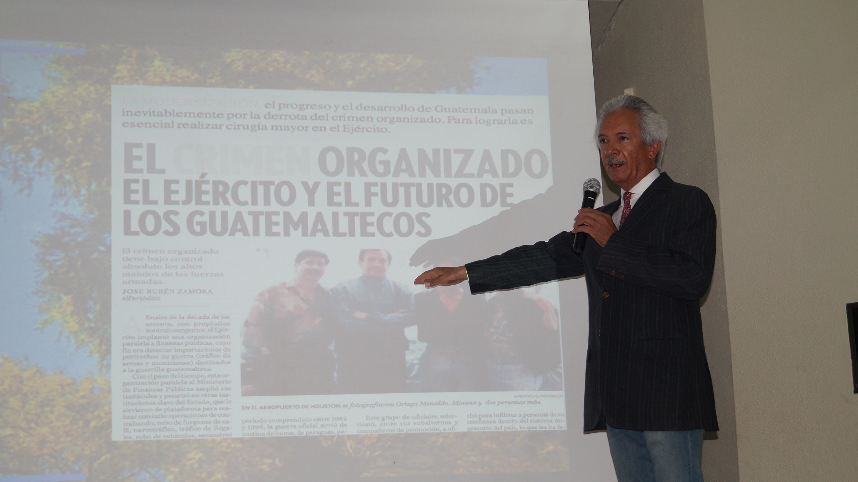 José Rubén Zamora presentando algunas capturas de sus trabajos de investigación en la Universidad Centroamericana de Nicaragua. Foto: A. Cruz
