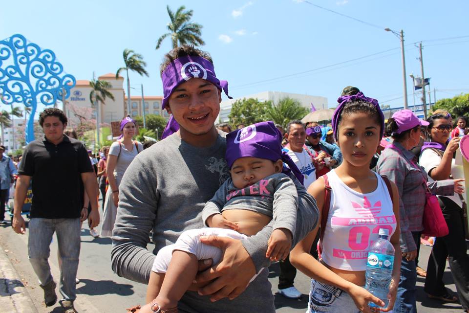 Una familia participa en la marcha del 8M en Managua. fotografía: A.Navarro/Artículo66