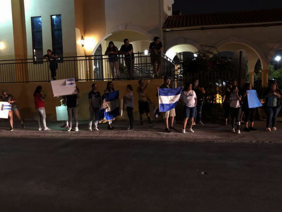 Nicaragüenses en el exterior exigen respeto a los derechos humanos de sus hermanos pinoleros. Foto: Stefany Raudez
