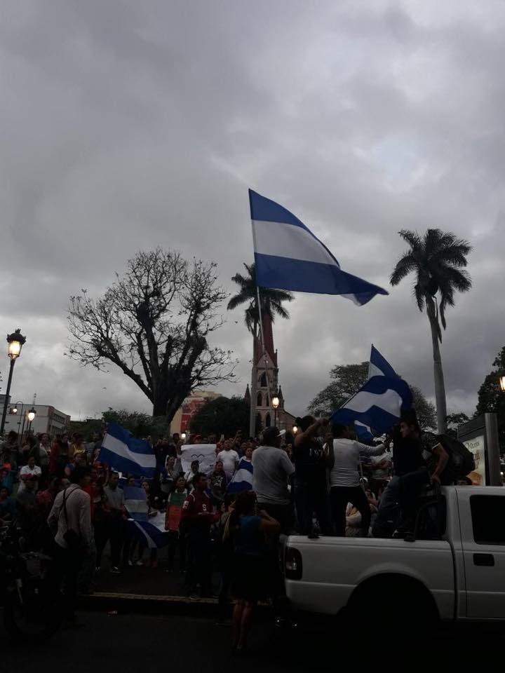 Nicaraguenses en Costa Rica hacen plantón en apoyo a sus hermanos pinoleros que sufren violencia. Foto: tomada de Onda Local