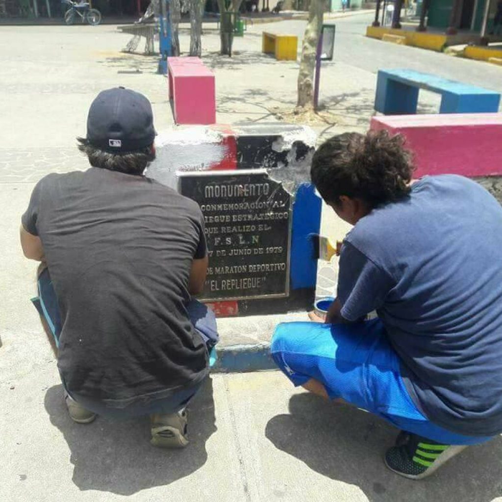 Nicaragüenses pintan con los colores de la bandera nacional monumentos que se mantenían en rojo y negro