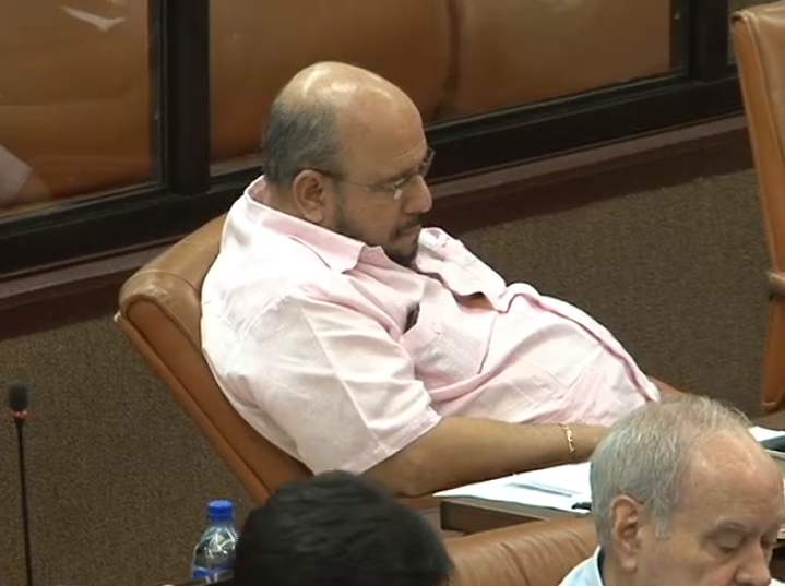 Edwin Castro dormido durante una sesión en la Asamblea Nacional fue señalado de "corrupto, ladrón, sinvergüenza" por estudiantes en la UCA. Foto: Diario Metro