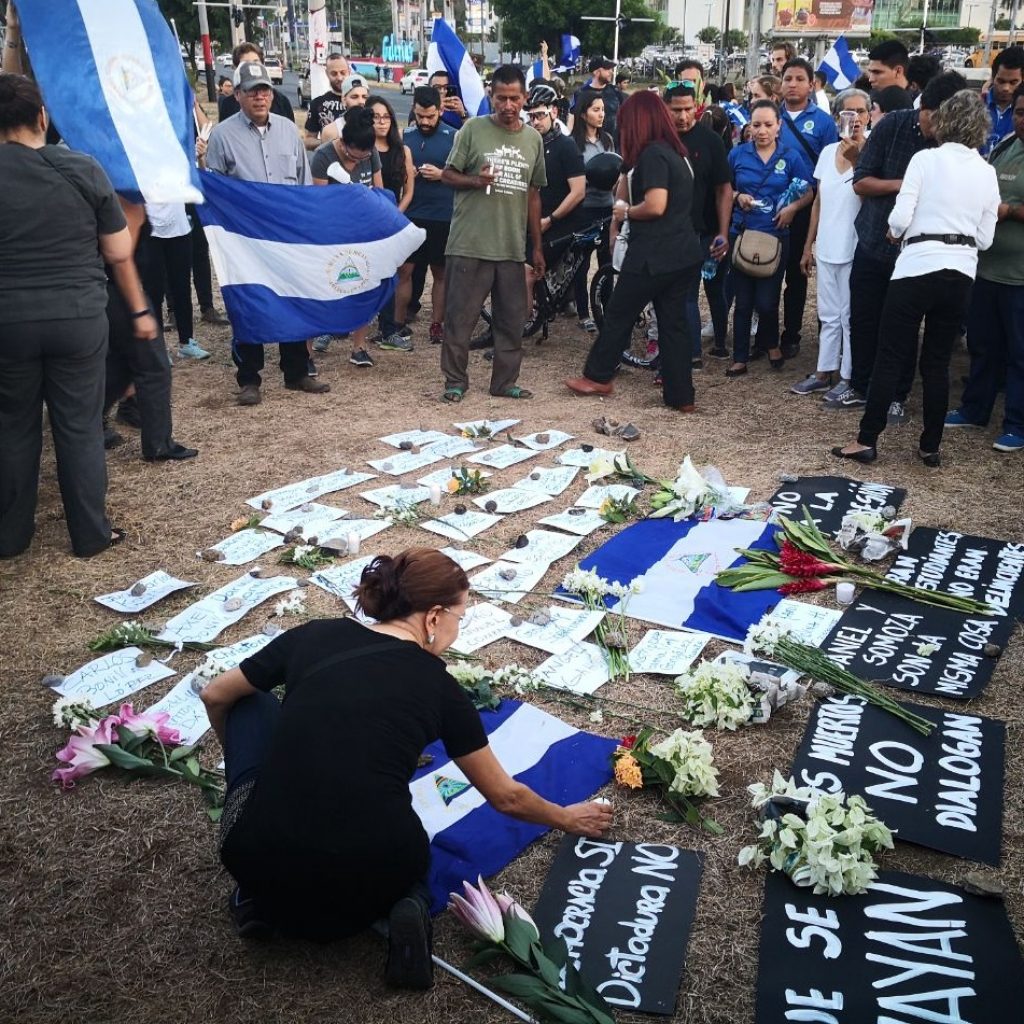 Vigilia en honor a los asesinados en las protestas pacíficas. Foto: M. Balmaceda