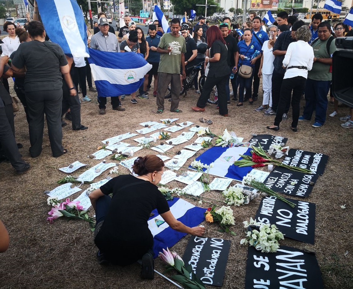 Vigilia en honor a los asesinados en las protestas pacíficas. Foto: M. Balmaceda