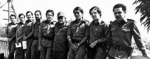En la foto aparecen los nueve comandantes de la Junta de Gobierno de Reconstrucción Nacional (1979 - 1984). En el extremo izquierdo aparece el comandante Víctor Tirado López.