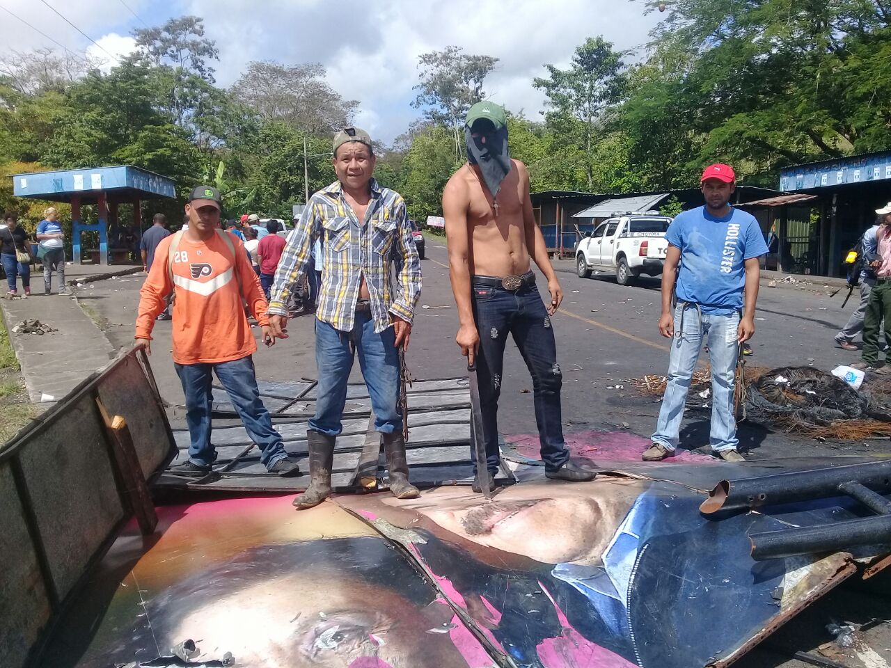 Campesino sobre rotulo de Daniel Ortega y Rosario Murillo. Fotografía: Abixael MG/Artículo66