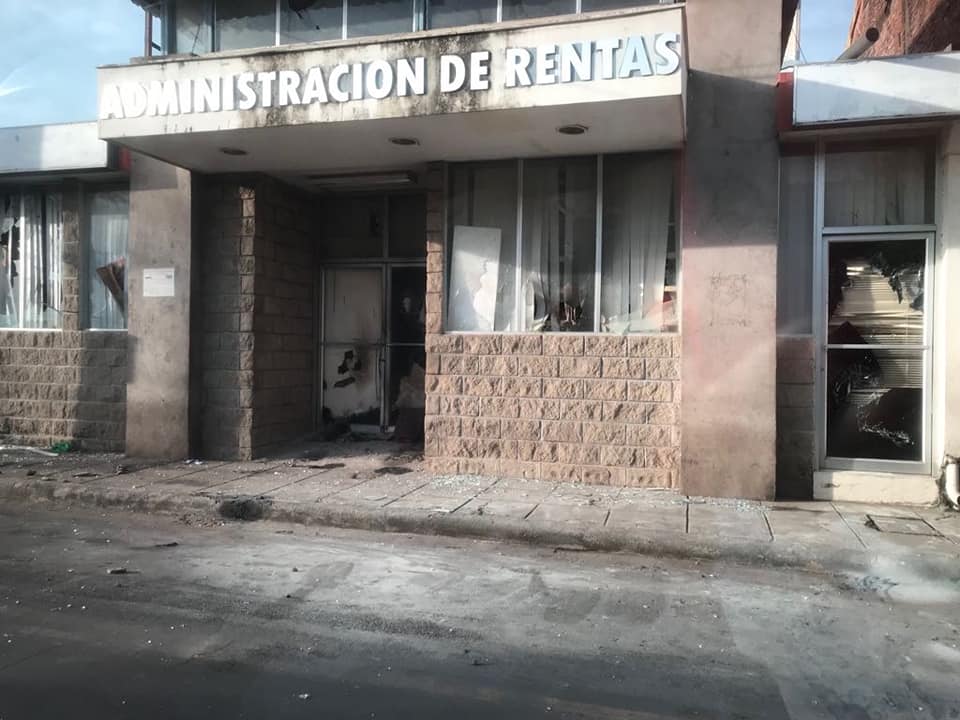 Turbas orteguistas queman la oficina de Administración de Renta. Foto: Cortesía