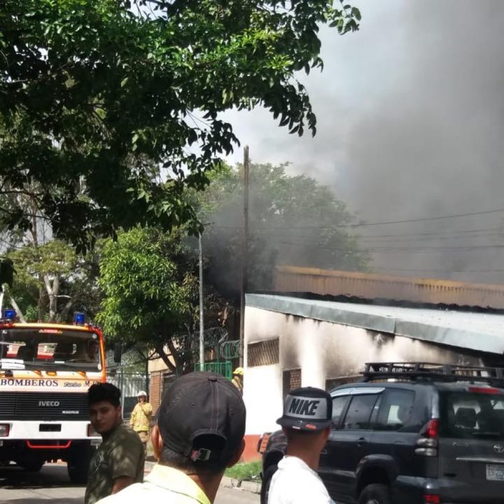 Paramilitares orteguistas incendian Plantel de la Alcaldía de Matagalpa
