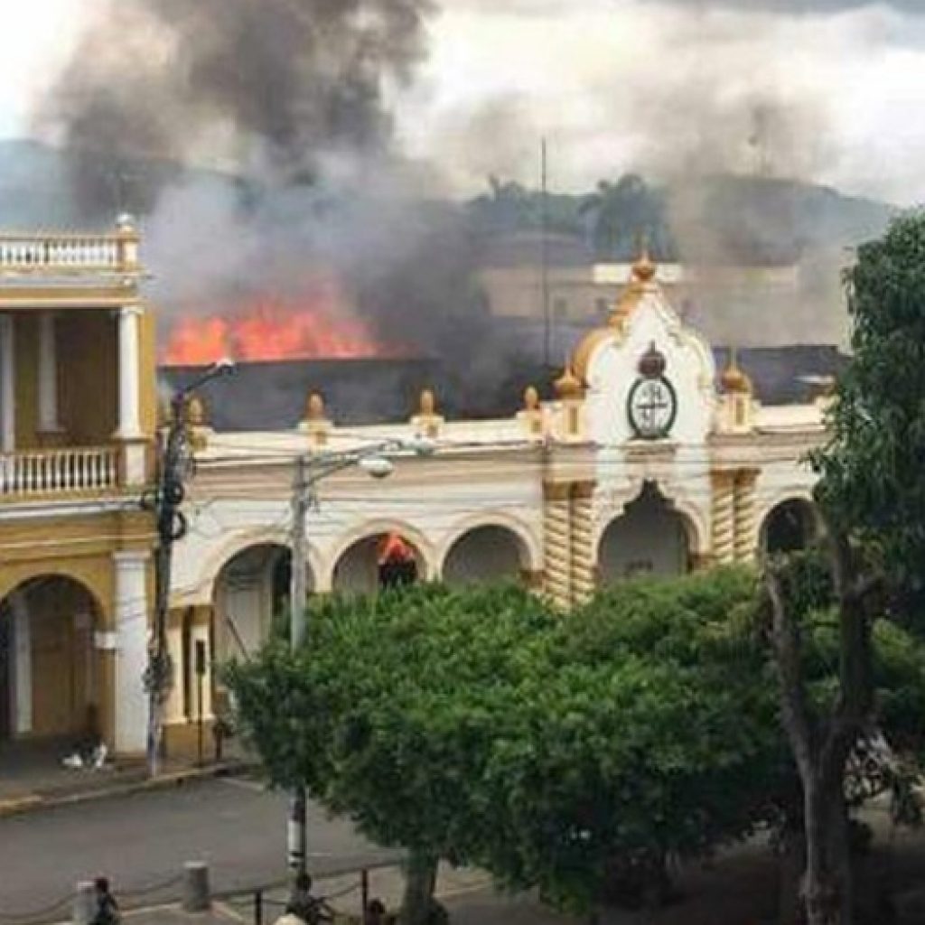Incendian Alcaldía de Granada. Foto: Cortesía