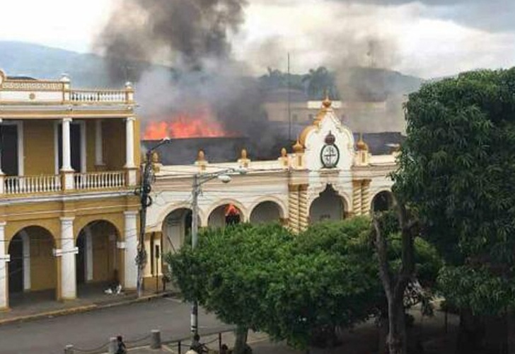 Incendian Alcaldía de Granada. Foto: Cortesía