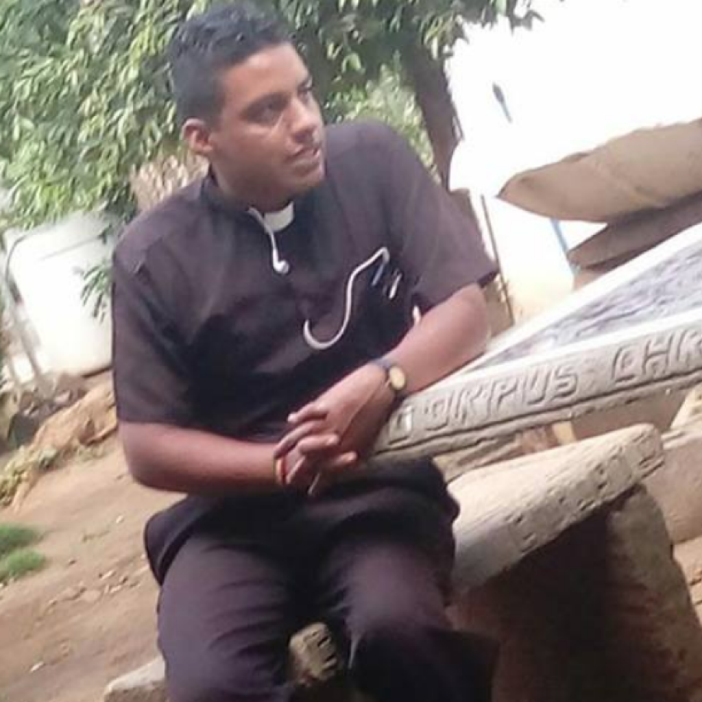Detectan a falso sacerdote y lo identifican como policía de inteligencia