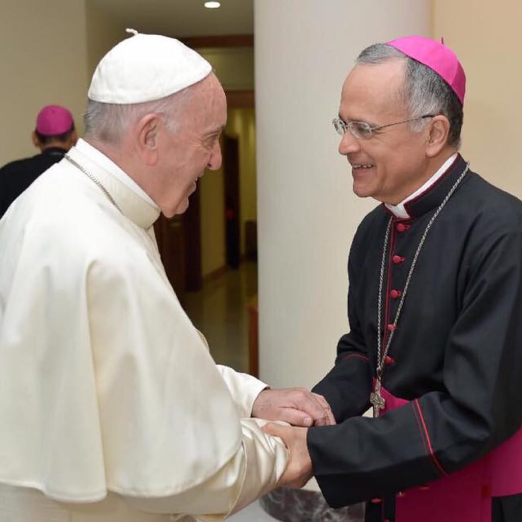 Monseñor Silvio Báez junto al Papa Francisco. Foto: Cortesía