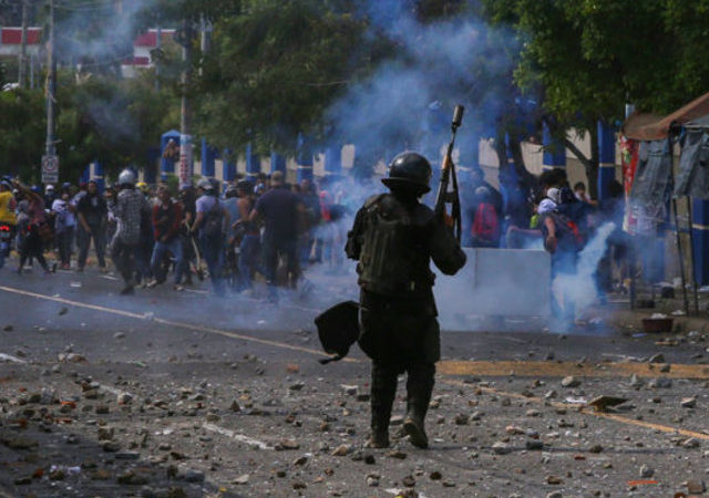 Policía de Nicaragua reprimiendo a estudiantes de la Universidad de Ingeniería. Foto: tomada de Mundo24