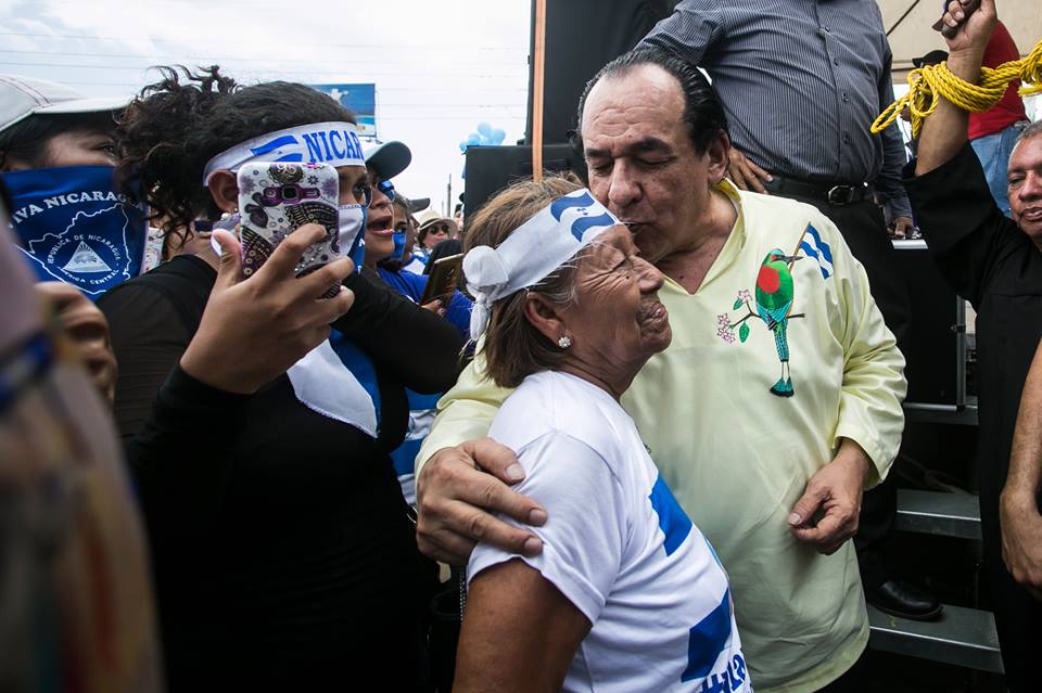 Carlos Mejía Godoy apoyando la Marcha de Las Flores. Foto: J. Peralta