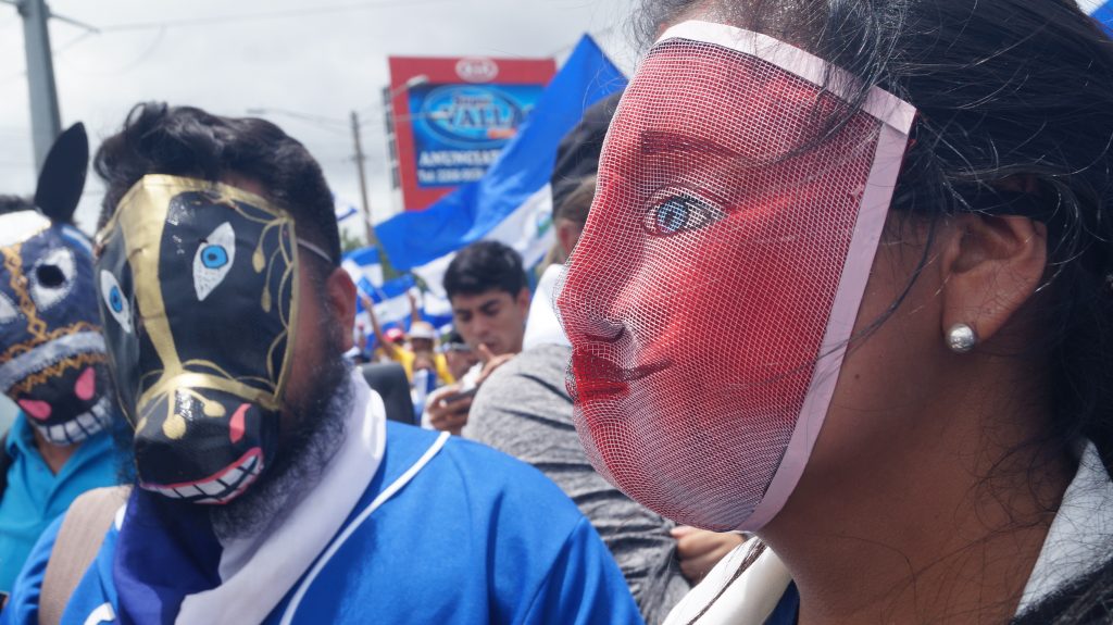 Vestidos de güipil los nicaragüenses se unieron a la marcha "Masaya Florecerá". Foto: A. Navarro