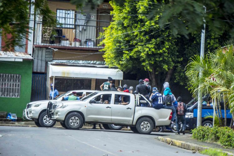 Paramilitares actuando en coordinación con la Policía de Nicaragua. FOTO/LA PRENSA/CARLOS VALLE.