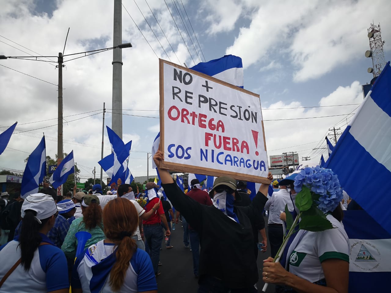 Ciudadanos piden el cese de toda violencia y represión orteguista en la Marcha de Las Flores. Foto: A. Cruz
