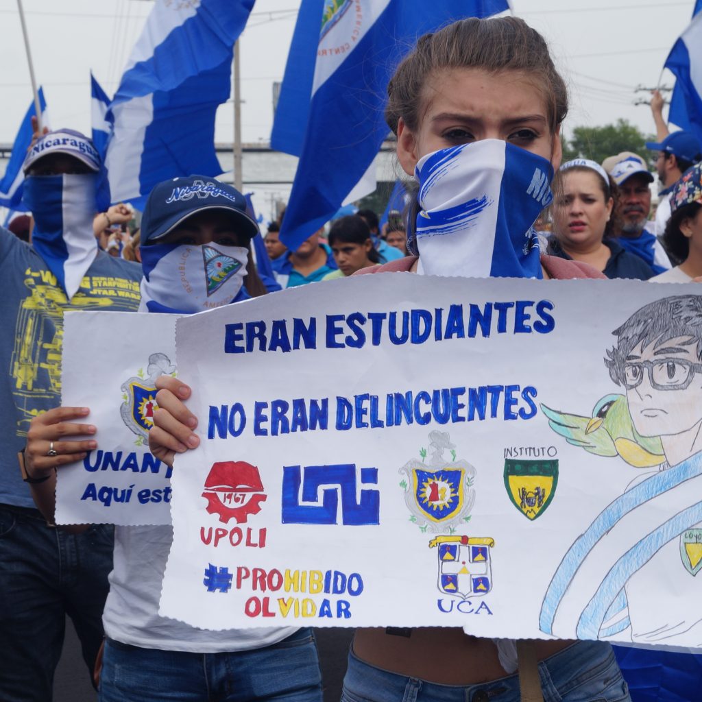 Estudiantes conmemoran a las víctimas de las dictaduras de Somoza y de Ortega