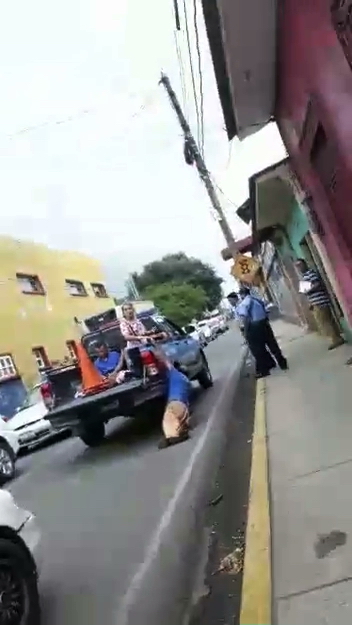 Oswaldo Canizales mientras es arrastrado por la Policía de Jinotepe