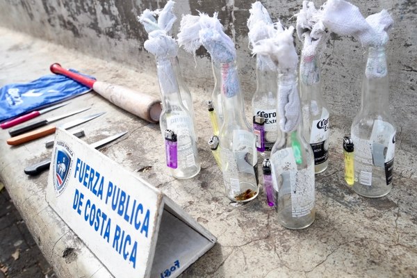 Armas incautadas a manifestantes costarricenses que protestan contra nicaragüenses refugiados en ese país. Fotos: Graciela Solís / La Nación