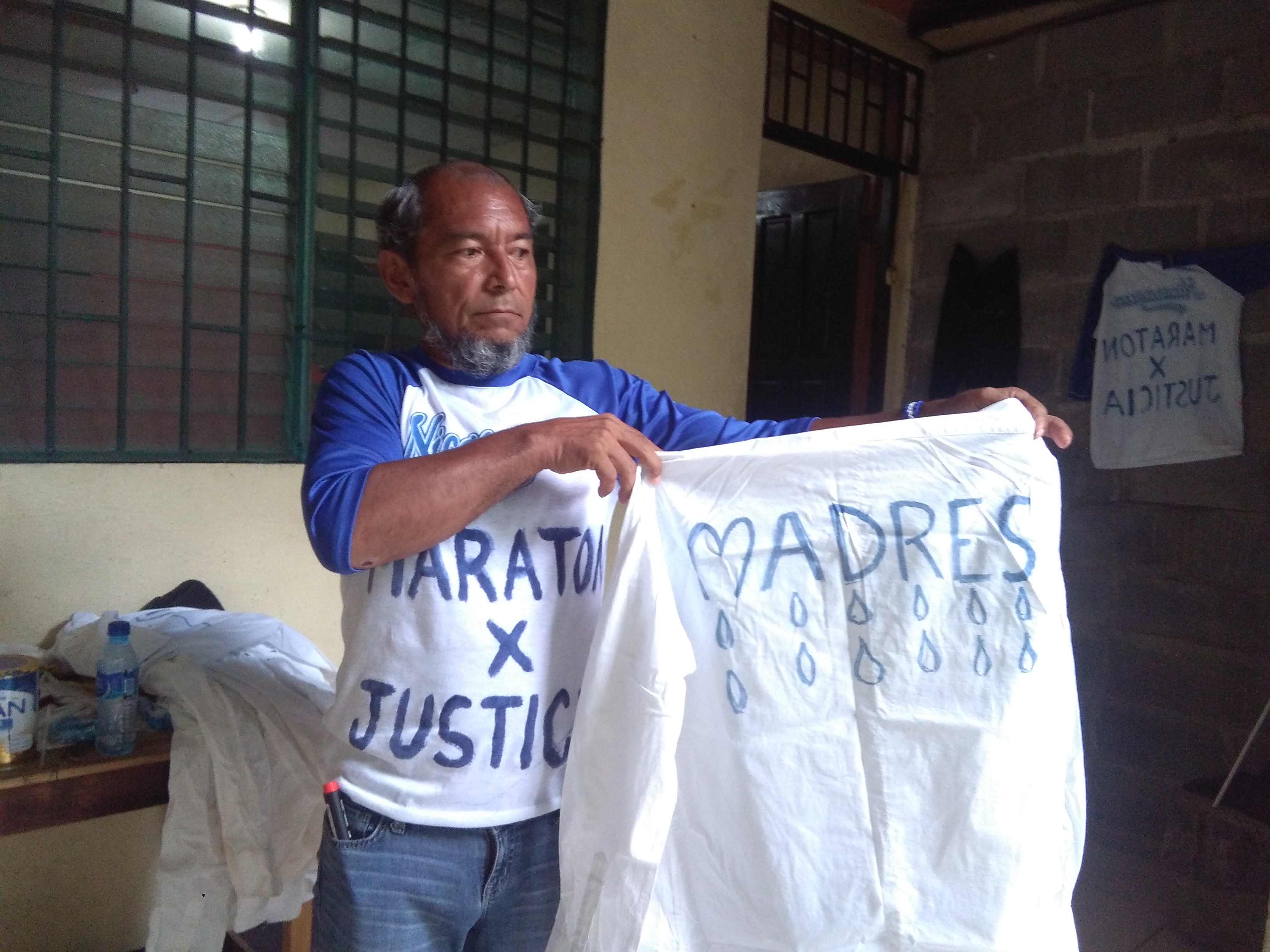 Alex Vanegas con una de la doce de camisas que tiene rayadas con mensajes que demandan justicia y democracia. Foto: A. Cruz