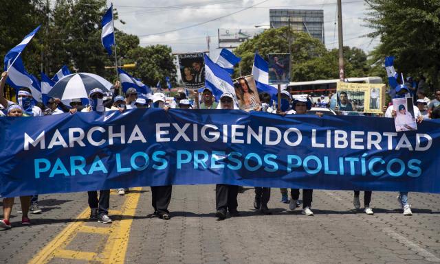 Miles de nicaragüenses se mantienen en las calles exigiendo cese de las violaciones a los derechos humanos y libertad para los presos políticos. EFE/Jorge Torres.