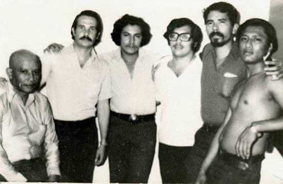 En el extremo derecho, sin camisa, el guerrillero Carlos Brenes. A su derecha, Camilo Ortega Saavedra, hermano de Daniel Ortega, el nuevo tirano de Nicaragua