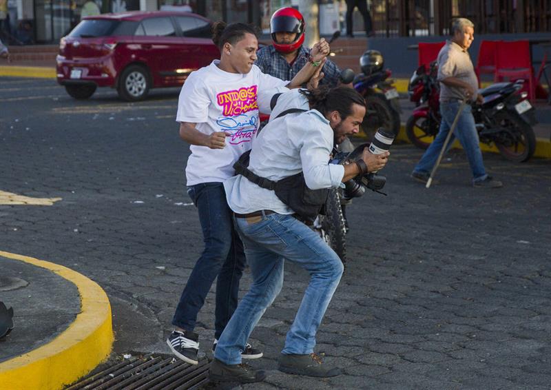 Agresi&oacute;n por parte de simpatizantes sandinistas al fotoperiodista Alfredo Z&uacute;&ntilde;iga, de la agencia AP, el 18 de abril, cuando iniciaron las protestas en contra del r&eacute;gimen de Ortega. Fpto: EFE