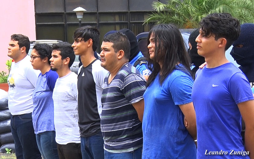 Estudiantes universitarios capturados en León fueron presentados por la policía orteguista ante los medios de comunicación oficialistas y desde antes de ser puestos a la orden del juez fueron tildados de terroristas y asesinos.