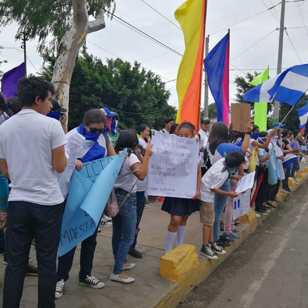 Estudiantes de Ticuantepe denuncian despido arbitrario de tres maestras que se negaron a firmar las listas orteguistas