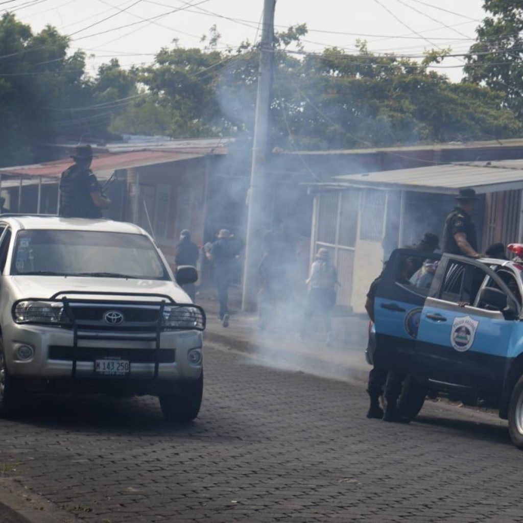 Policía orteguista atacó y persiguió a manifestantes de la marcha «Nicaragua en Rebeldía»