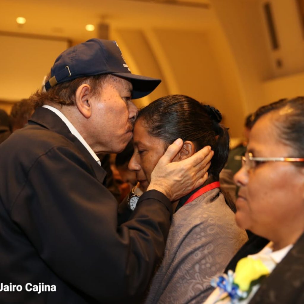 Daniel Ortega entrega condecoración a falsa pareja de policía asesinado en protestas